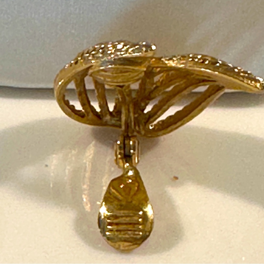 MONET PATD rare vintage double leaf clip on gold tone earrings. - Picture 5 of 5